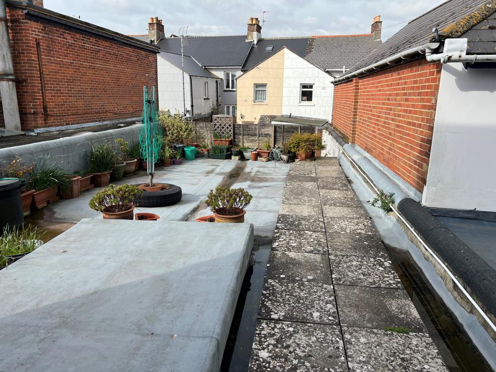Lot: 17 - VIRTUAL FREEHOLD TOWN CENTRE MIXED INVESTMENT - Roof garden of town centre investment in Shanklin Isle of Wight